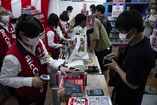 일본 도쿄의 전자 제품 판매점에서 사람들이 신형 콘솔 게임기 ‘닌텐도 스위치 2’를 구입하고 있는 모습 [사진, 뉴시스]