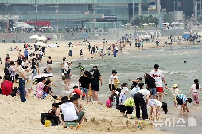 [부산=뉴시스] 하경민 기자 = 전국에 무더운 날씨가 이어진 8일 부산 해운대구 해운대해수욕장을 찾은 시민과 관광객들이 물놀이를 즐기고 있다. 2025.06.08. yulnetphoto@newsis.com