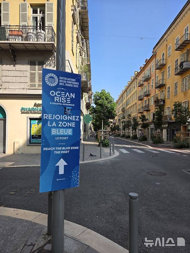 [니스=뉴시스] 9일(현지 시간) 프랑스 남부 해양도시 니스에 제3차 유엔해양총회 개최를 알리는 표지판이 설치돼 있다. 2025.06.09. hey1@newsis.com
