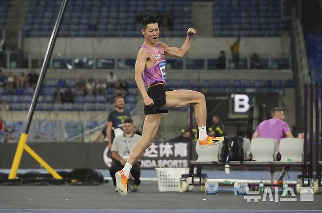 [로마=AP/뉴시스] 우상혁이 6일(현지 시간) 이탈리아 로마의 스타디오 올림피코에서 열린 2025 세계육상연맹 다이아몬드 리그 남자 높이뛰기에서 2m32를 뛰어넘어 우승한 후 환호하고 있다. 2025.06.07.