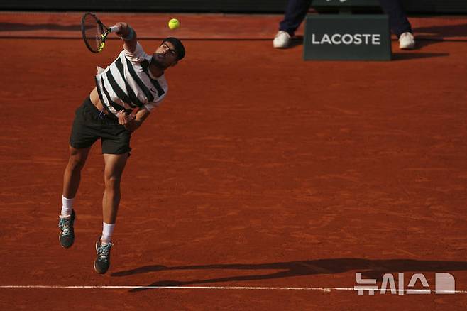 [파리=AP/뉴시스] 카를로스 알카라스(2위·스페인)가 8일(현지 시간) 프랑스 파리 롤랑가로스에서 열린 프랑스오픈 남자 단식 결승전에서 얀니크 신네르(1위·이탈리아)와 경기하고 있다. 알카라스는 신네르와 5시간 29분 대접전 끝에 3-2(4-6 6-7 6-4 7-6 7-6) 역전승을 거두고 대회 2연패를 달성했다. 2025.06.09.