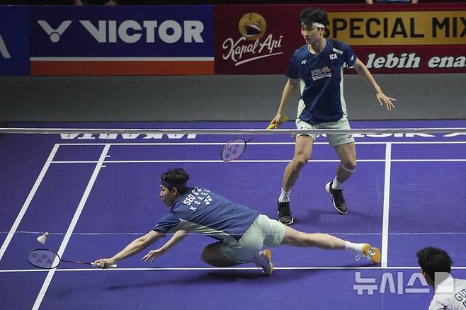 [자카르타=AP/뉴시스] 김원호(뒤)와 서승재가 8일(현지 시간) 인도네시아 자카르타 이스토라 스타디움에서 열린 2025 세계배드민턴연맹(BWF) 월드투어 슈퍼 1000 인도네시아오픈 남자복식 결승에서 사바르 카르야만 구타마-모 레자 파흘레비 이스파하니 조(인도네시아)와 경기하고 있다. 김원호-서승재가 2-1(18-21 21-19 21-12)로 역전승을 거두고 우승을 차지했다. 2025.06.09.