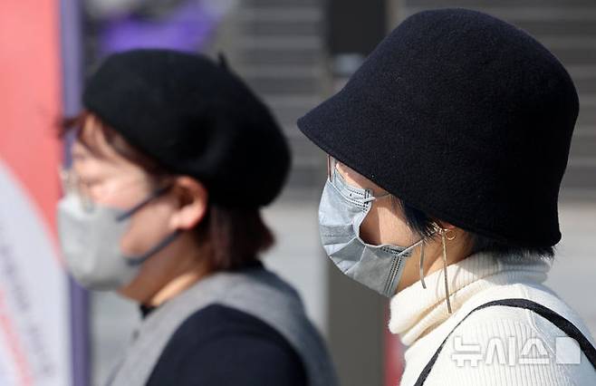 [서울=뉴시스] 이영환 기자 =  지난 3월11일 서울 종로구 광화문광장에서 마스크를 쓴 관광객들이 걸어가고 있다. 2025.03.11. 20hwan@newsis.com