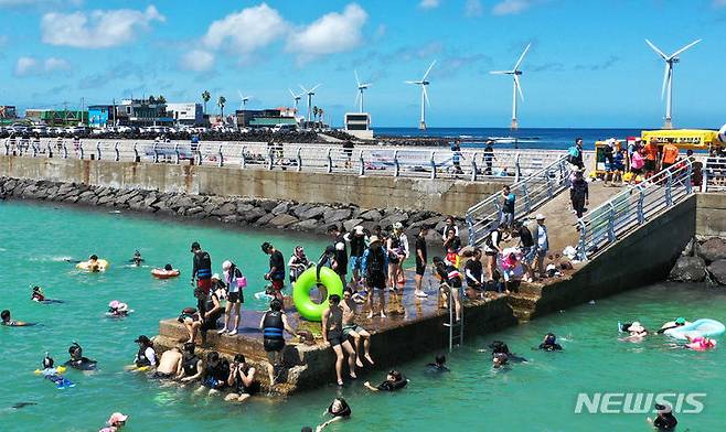 [제주=뉴시스] 우장호 기자 = 제주시 한경면 판포포구에 피서객이 찾아와 시원한 물놀이로 한낮 더위를 식히고 있다. (사진=뉴시스DB) woo1223@newsis.com