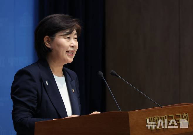 [서울=뉴시스] 고승민 기자 = 차기 더불어민주당 원내대표 선거에 출마하는 서영교 의원이 8일 서울 여의도 국회 소통관에서 기자회견을 하고 있다. 2025.06.08. kkssmm99@newsis.com