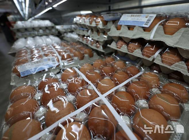[서울=뉴시스] 조수정 기자 = 25일 서울 시내 한 마트에서 소비자들이 계란을 고르고 있다.  2025.05.25. chocrystal@newsis.com
