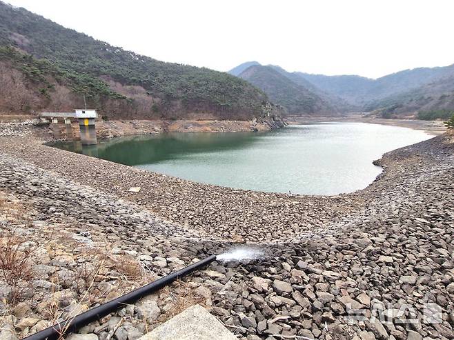 [영광=뉴시스] 영광군상하수도사업소에서 용수 고갈을 늦추기 위해 저수지에 지하수를 공급하고 있다. (사진=영광군 제공) photo@newsis.com **위 사진은 기사 내용과 무관합니다.  *재판매 및 DB 금지