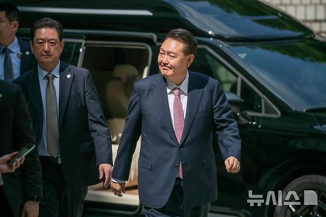 [서울=뉴시스] 사진공동취재단 = 윤석열 전 대통령이 9일 서울 서초구 서울중앙지방법원에서 열린 내란 우두머리 혐의·직권남용 권리행사 방해 혐의 사건 6차 공판에 출석하고 있다. 2025.06.09. photo@newsis.com