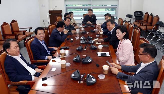 [서울=뉴시스] 조성봉 기자 = 이철규(오른쪽 세번째) 국민의힘 의원이 9일 오전 서울 여의도 국회 의원회관 간담회의실에서 열린 당내 현안 관련 3선 의원 모임에서 참석자들과 대화를 하고 있다. 2025.06.09. suncho21@newsis.com