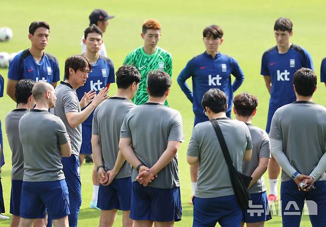 [파주=뉴시스] 황준선 기자 = 대한민국 축구 국가대표팀 홍명보 감독이 8일 오후 경기 파주시 국가대표트레이닝센터(NFC)에서 훈련을 지도하고 있다.대한민국 축구 국가대표팀은 오는 10일 서울월드컵경기장에서 쿠웨이트와 2026 국제축구연맹(FIFA) 북중미 월드컵 아시아 지역 3차 예선 B조 최종 10차전을 치른다. 2025.06.08. hwang@newsis.com