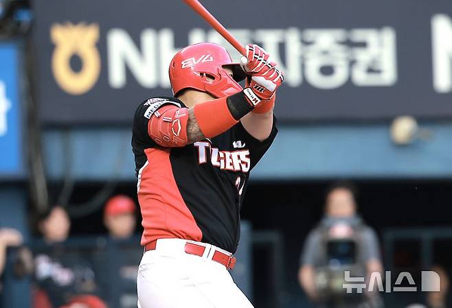 [서울=뉴시스] 정병혁 기자 = 5일 서울 송파구 잠실야구장에서 열린 2025 KBO리그 KIA 타이거즈와 두산 베어스의 경기, 4회초 무사 1루 상황 KIA 최형우가 안타를 치고 있다. 2025.06.05. jhope@newsis.com