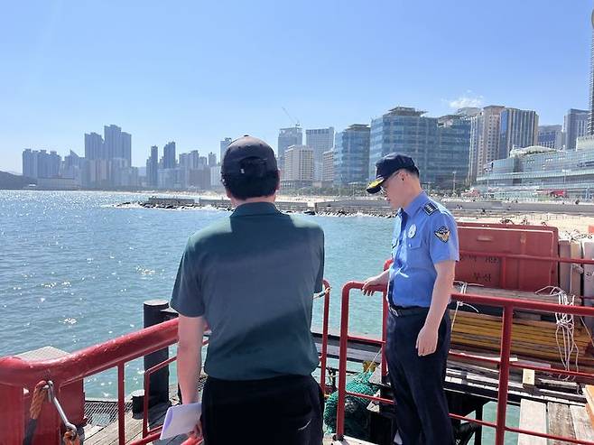 [부산=뉴시스] 부산해양경찰서장이 송정해수욕장에 대한 안전 전검을 진행하고 있다. (사진=부산해양경찰서 제공) 2025.06.09. photo@newsis.com *재판매 및 DB 금지