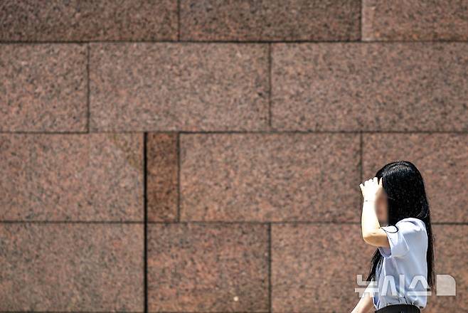 [서울=뉴시스] 정병혁 기자 = 더운 날씨를 보인 9일 서울 강남구 코엑스 인근에서 한 시민이 손으로 햇빛을 가린 채 이동하고 있다. 2025.06.09. jhope@newsis.com