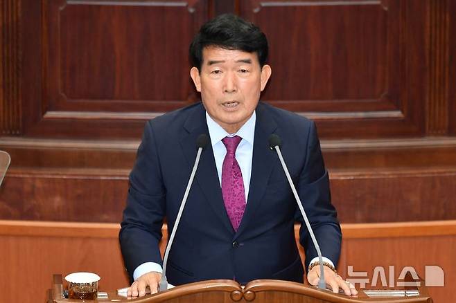 [창원=뉴시스]9일 경남도의회 제424회 정례회 제3차 본회의에서 진상락 의원이 도정질문을 통해 경남형 저출산 특화 정책을 제안하고 있다.(사진=경남도의회 제공) 2025.06.09. photo@newsis.com