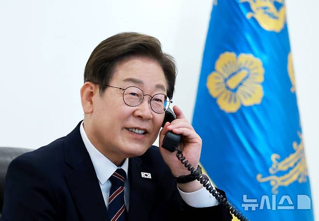 [서울=뉴시스] 고범준 기자 = 이재명 대통령이 9일 서울 용산구 대통령실 청사 집무실에서 이시바 시게루 일본 총리와 전화 통화를 위해 수화기를 들고 있다. 2025.06.09. bjko@newsis.com