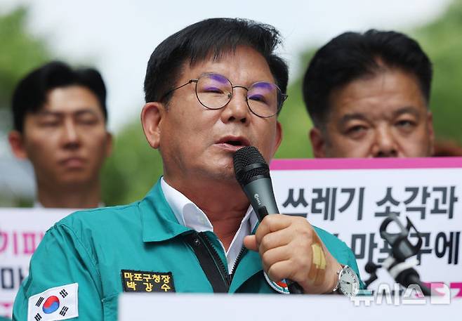 [서울=뉴시스] 김진아 기자 = 박강수 마포구청장이 9일 서울 마포구 마포자원회수시설 앞에서 마포자원회수시설 공동이용협약 개정 철회 및 소각장 추가설치 반대 기자회견을 하고 있다. 2025.06.09. bluesoda@newsis.com