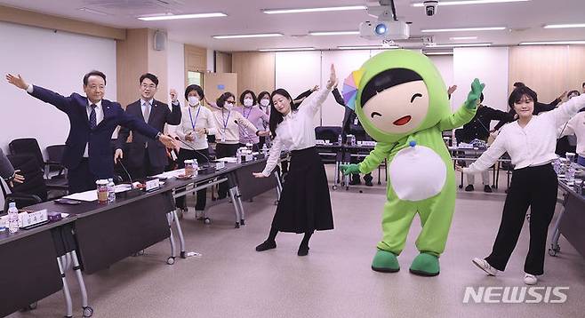 [광주=뉴시스] 광주 동구는 18일 상황실에서 임택 동구청장과 생명지킴이 실천단원 등 관계자가 참석한 가운데 자살예방과 생명존중의 사회적 분위기 조성을 위한 '동구 생명지킴이 실천단 발대식'을 개최했다. (사진 = 광주 동구 제공) 2024.03.18. photo@newsis.com