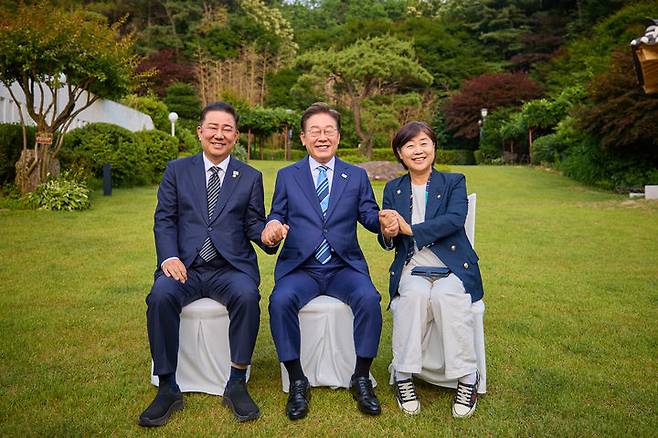 [서울=뉴시스] 최진석 기자 = 이재명 대통령이 7일 서울 한남동 대통령 관저에서 열린 더불어민주당 지도부 초청 만찬에서 민주당 원내대표 후보로 출마한 김병기, 서영교 의원과 기념촬영하고 있다. (사진=대통령실 제공) 2025.06.07. photo@newsis.com *재판매 및 DB 금지