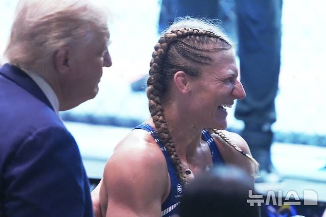 [뉴어크=AP/뉴시스] 도널드 트럼프 미국 대통령과 UFC 챔피언 케일라 해리슨. 2025.06.08.