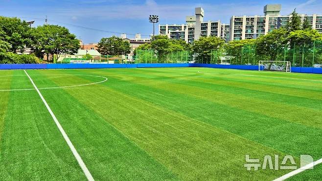 [전주=뉴시스] 전주시설공단은 지난 4월부터 약 두 달간 진행된 인조잔디 교체 공사를 완료하고 10일부터 축구장 이용을 재개한다고 9일 밝혔다. (사진=전주시설공단 제공) 2025.06.09. photo@newsis.com