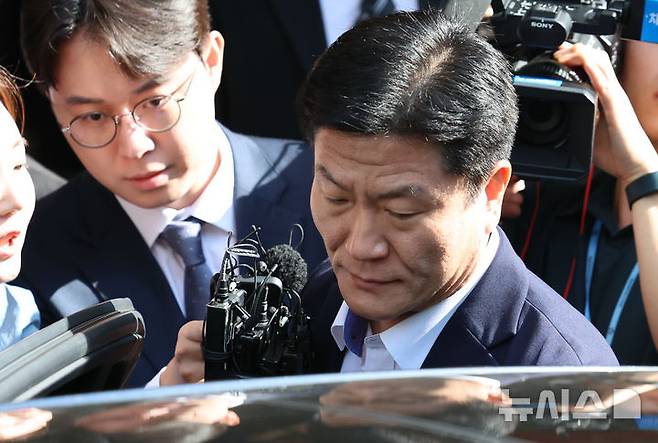 [서울=뉴시스] 김근수 기자 = 이태원 참사 부실대응 등의 혐의로 금고 3년형을 받은 이임재 전 용산경찰서장이 지난해 9월 서울 마포구 서울 서부지방법원에서 열린 선고공판을 마치고 이동하고 있다. 2024.09.30. ks@newsis.com