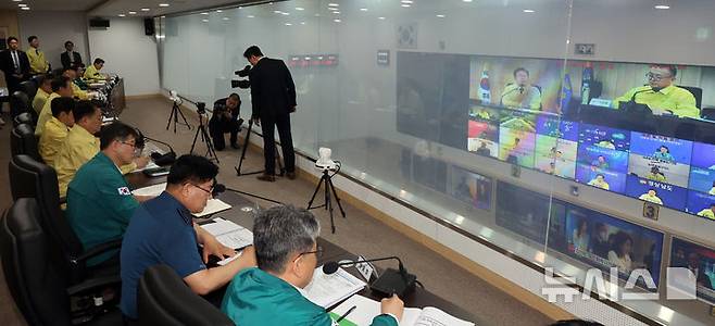 [서울=뉴시스] 고범준 기자 = 이재명 대통령이 5일 서울 용산구 대통령실 청사에서 열린 안전치안점검회의에서 발언하고 있다. (대통령실통신사진기자단) 2025.06.05. bjko@newsis.com