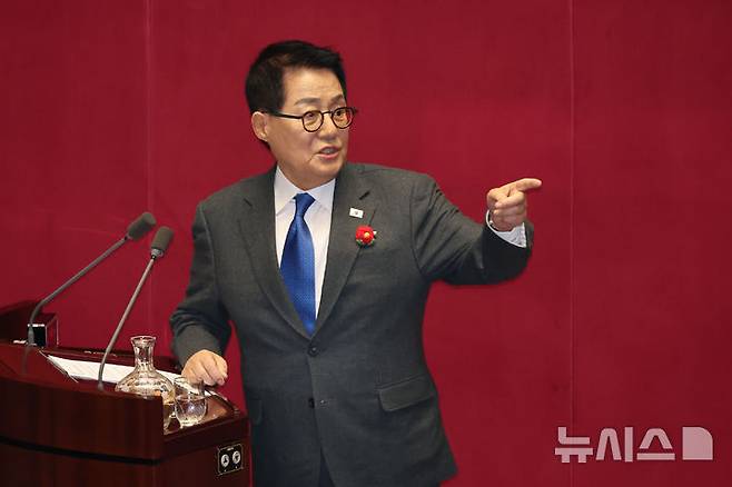 [서울=뉴시스] 권창회 기자 = 박지원 더불어민주당 의원이 올해 2월13일 오후 서울 여의도 국회에서 열린 제422회 국회(임시회) 제5차 본회의 경제 분야 대정부 질문에서 여당 의원들의 항의에 설전을 벌이고 있다. 2025.02.13. kch0523@newsis.com