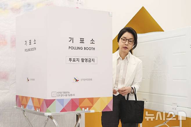 [서울=뉴시스] 박주성 기자 = 윤석열 전 대통령 부인인 김건희 여사가 제21대 대통령선거일인 지난 3일 오전 서울 서초구 원명초등학교에 마련된 서초4동 제3투표소에서 투표를 하고 있다. (공동취재) 2025.06.03. photo@newsis.com
