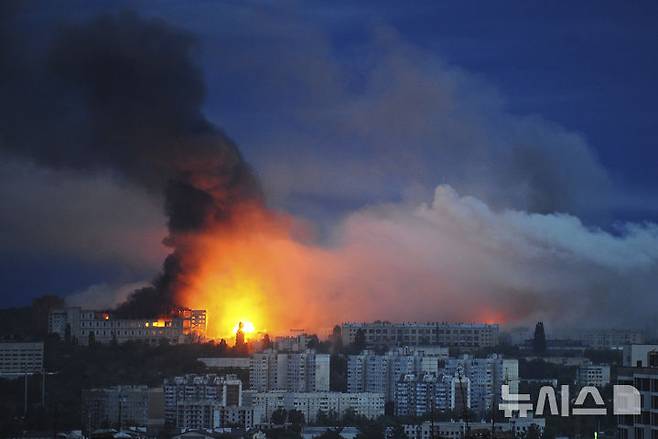 [하르키우=AP/뉴시스] 러시아군이 9일(현지 시간) 우크라이나 내륙 전역 공습을 재개해 우크라이나 서부 접경국인 폴란드가 자국 영공에 공군 전투기를 출격시켰다고 외신이 보도했다. 사진은 지난 7일 우크라이나 하르키우의 한 주거 지역에서 러시아 미사일 공습으로 불길과 연기가 솟아오르는 모습. 2025.06.09.