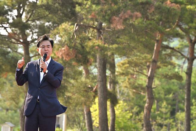 [홍성=뉴시스] 김태흠 충남지사가 9일 천안 북부스포츠센터에서 열린 '종축장이전개발 범천안시민 추진위원회 창설 30주년 기념식 및 국가산업단지 유치 기념탑 준공식'에 참석, 천안 국가산단 개발에 힘쓸 것을 약속하고 있다. (사진=충남도 제공) 2025.06.09. photo@newsis.com *재판매 및 DB 금지