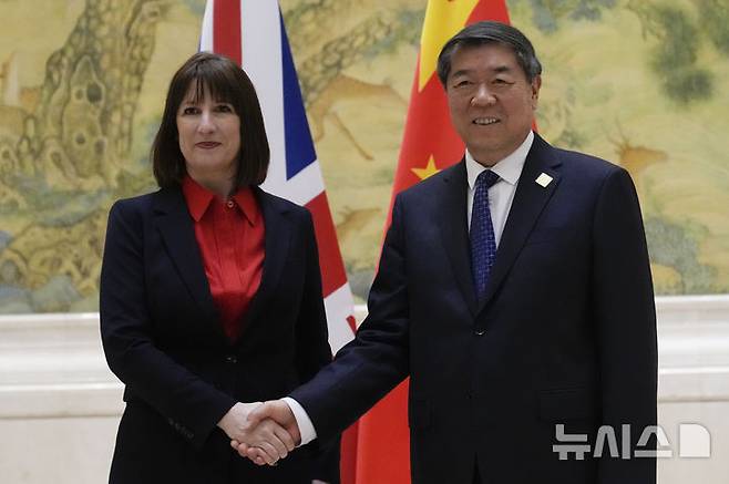 [베이징=AP/뉴시스] 미·중 무역 협의를 위해 영국을 방문한 허리펑 중국 부총리는 8일(현지 시간) 런던에서 레이철 리브스 영국 재무장관과 만나 양국 경제·금융 협력과 공동 관심사에 대해 의견을 교환했다고 9일 관영 신화통신이 보도했다. 사진은 지난 1월 11일 베이징에서 열린 제11차 중·영 경제재정금융대화가 시작되기 전에 리브스 장관(사진 왼쪽)과 만난 허 부총리. 2025.06.09