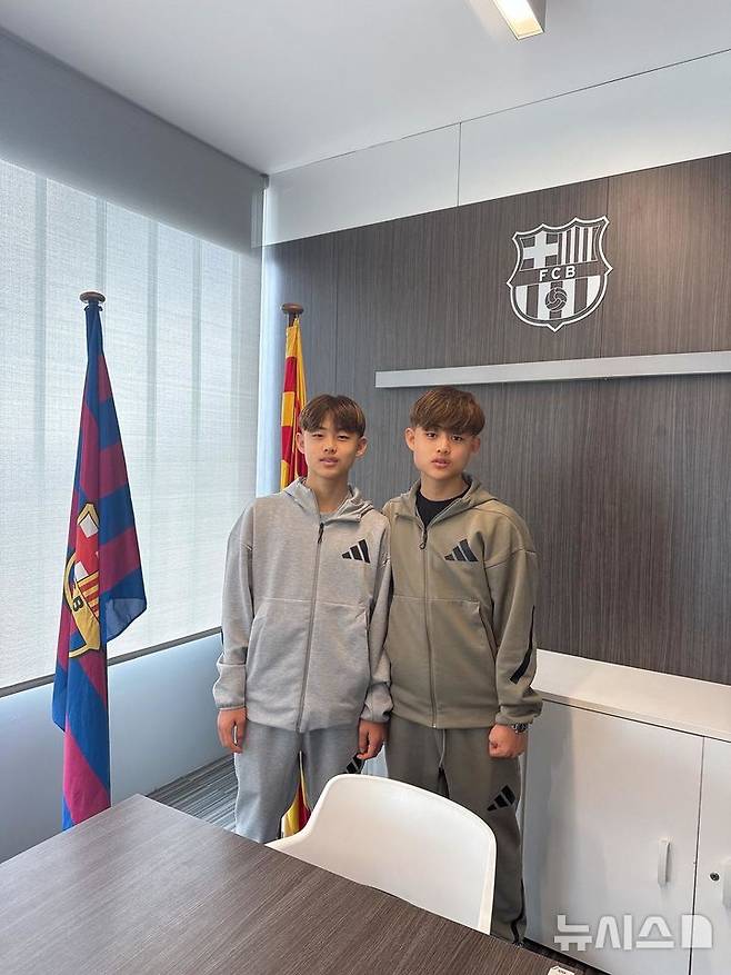 [서울=뉴시스] 스페인 에스파뇰을 떠나 FC바르셀로나로 이적하는 이민국과 이대한. (사진=선수 측 제공)  *재판매 및 DB 금지