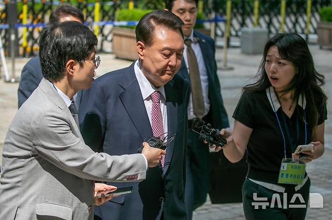 [서울=뉴시스] 사진공동취재단 = 윤석열 전 대통령이 9일 서울 서초구 서울중앙지방법원에서 열린 내란 우두머리 혐의·직권남용 권리행사 방해 혐의 사건 6차 공판에 출석하며 취재진 질문을 듣고 있다. 2025.06.09. photo@newsis.com