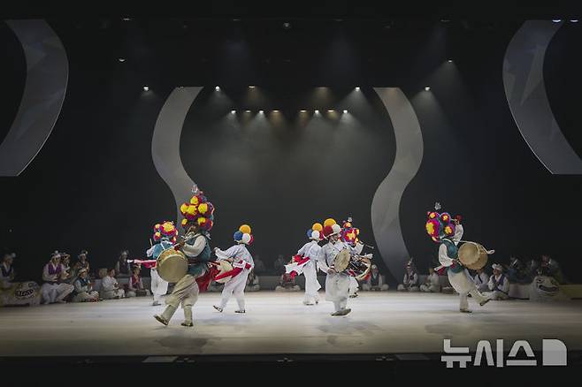[서울=뉴시스]'국악의 날'인 지난 5일 국립국악원 예악당에서 '연희 판' 공연이 펼쳐졌다. 경상도의 무을북놀이 장면. (사진=국립국악원 제공)