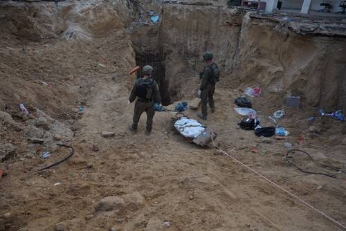 가자지구 땅굴서 무함마드 신와르 시신 확보하는 이스라엘군 [이스라엘군 제공. 재판매 및 DB 금지]