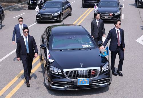 경호처, 대통령 취임식 차량 퍼레이드 훈련 공개 (서울=연합뉴스) 홍해인 기자 = 대통령경호처 경호관들이 27일 서울 강서구 경호안전교육원에서 제21대 대통령 취임식을 앞두고 취임식 차량 퍼레이드 훈련 모습을 공개하고 있다. 2025.5.27 [대통령실통신사진기자단]     hihong@yna.co.kr (끝) <저작권자(c) 연합뉴스, 무단 전재-재배포, AI 학습 및 활용 금지>