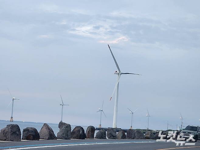 제주도 해안을 따라 섬 한 바퀴를 돌다 보면 바다와 육지 양쪽에 설치된 해상·육상 풍력발전기를 심심찮게 볼 수 있다. 제주·서귀포=최서윤 기자