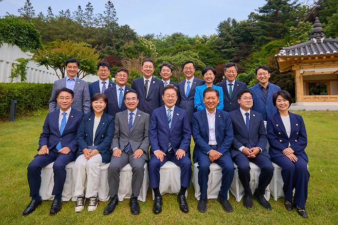 이재명 대통령, 여당 지도부와 만찬     (서울=연합뉴스) 한상균 기자 = 이재명 대통령이 7일 서울 한남동 관저에서 만찬에 참석한 더불어민주당 지도부 의원들과 기념촬영을 하고 있다. 2025.6.7 [대통령실 제공. 재판매 및 DB 금지]     xyz@yna.co.kr (끝)   <저작권자(c) 연합뉴스, 무단 전재-재배포, AI 학습 및 활용 금지> 연합뉴스