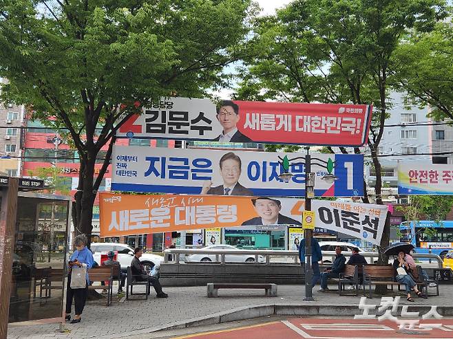 부산 사상구의 한 거리에 제21대 대선 현수막이 내걸려 있다. 정혜린 기자