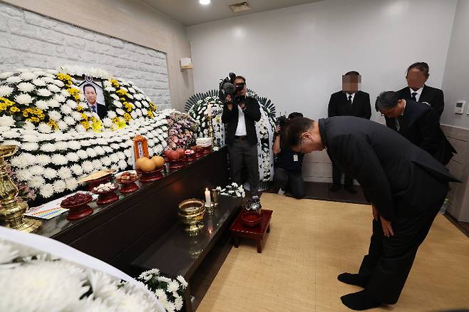 우원식 국회의장이 8일 충남 태안군 태안의료원에 마련된 김충현씨의 빈소를 찾아 조문하고 있다. 연합뉴스