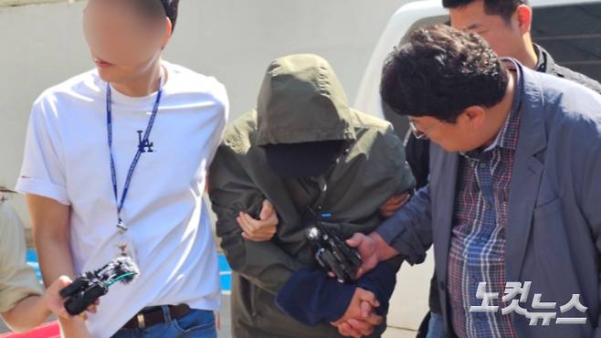 지난 4일 오전 11시 광주지방법원으로 영장실질심사를 받기 위해 향하는 40대 가장 A씨의 모습. A씨는 일가족이 탄 차량을 전남 진도의 바다에 추락시켜 아내와 두 아들을 숨지게 했다. 김한영 기자