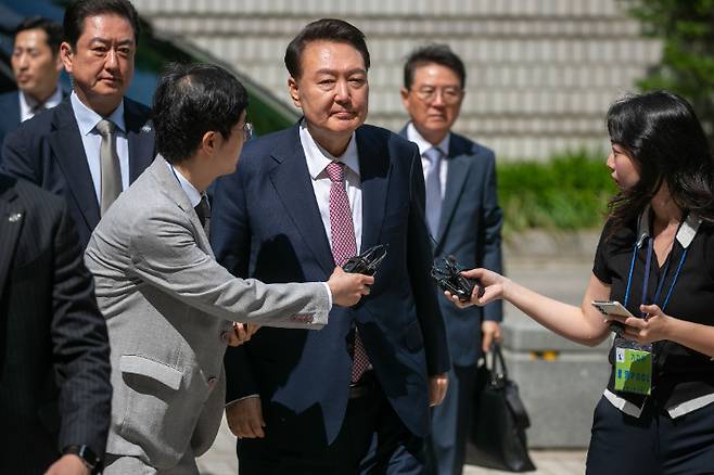 윤석열 전 대통령이 9일 서울 서초구 서울중앙지방법원에서 열린 내란 우두머리 혐의·직권남용 권리행사 방해 혐의 사건 6차 공판에 출석하고 있다. 연합뉴스
