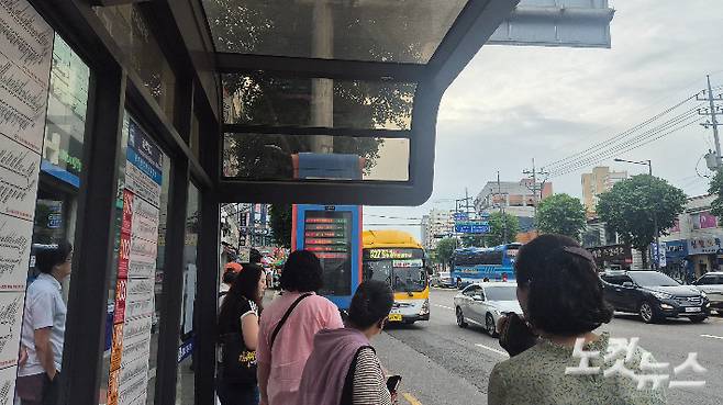 9일 오전 7시 30분쯤 광주 북구 운암동 경신여고 정류장에서 시민들이 버스를 기다리고 있다. 한아름 기자