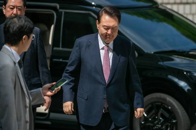 윤석열 전 대통령이 9일 서울 서초구 서울중앙지방법원에서 열린 내란 우두머리 혐의·직권남용 권리행사 방해 혐의 사건 6차 공판에 출석하고 있다. 연합뉴스