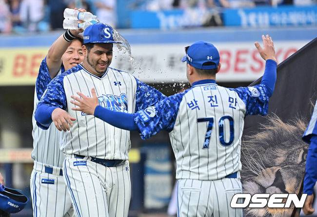 [OSEN=대구, 이석우 기자] 8일 대구삼성라이온즈파크에서 2025 신한 SOL 뱅크 KBO 리그 삼성 라이온즈와 NC 다이노스의 경기가 열렸다. 홈팀 삼성은 후라도가, 방문팀 NC는 신영우가 선발 출전했다. 삼성 라이온즈 선발 투수 후라도가 NC 다이노스에 1-0 완봉승을 올리고 박진만 감독의 축하를 받고 있다. 2025.06.08 / foto0307@osen.co.kr