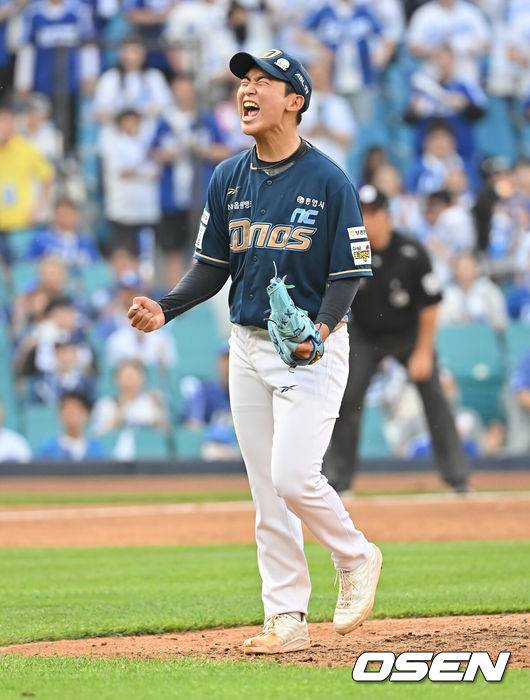 [OSEN=대구, 이석우 기자] 8일 대구삼성라이온즈파크에서 2025 신한 SOL 뱅크 KBO 리그 삼성 라이온즈와 NC 다이노스의 경기가 열렸다. 홈팀 삼성은 후라도가, 방문팀 NC는 신영우가 선발 출전했다. NC 다이노스 선발 투수 신영우가 5회말 2사 2루 삼성 라이온즈 이성규를 삼진으로 잡고 포효하고 있다. 2025.06.08 / foto0307@osen.co.kr