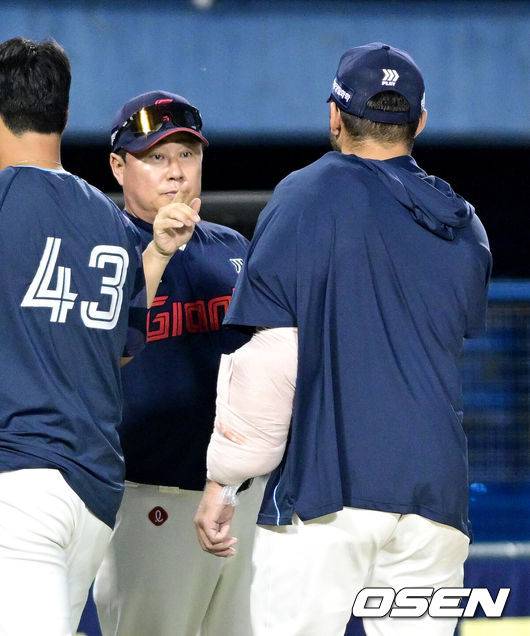 [OSEN=잠실, 최규한 기자] 롯데가 ‘뉴 에이스’ 감보아의 호투를 앞세워 주말 3연전을 위닝시리즈로 장식했다.&nbsp;프로야구 롯데 자이언츠는 8일 서울 잠실구장에서 열린 2025 신한 SOL뱅크 KBO리그 두산 베어스와의 시즌 9번째 맞대결에서 4-2로 승리했다.&nbsp;롯데는 3연패 뒤 2연승을 달리며 주말 위닝시리즈를 달성했다. 시즌 34승 3무 28패. 4연속 루징시리즈를 끊는 값진 2승 1패였다.경기를 마치고 롯데 김태형 감독이 승리투수 감보아와 인사를 나누고 있다. 2025.06.08 /