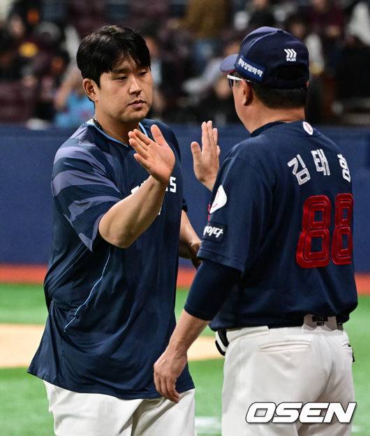 [OSEN=고척, 조은정 기자]프로야구 롯데 자이언츠가 화끈한 타격을 앞세워 주중 3연전 첫 경기를 승리로 장식했다.&nbsp;롯데는 29일 서울 고척스카이돔에서 열린 ‘2025 신한은행 SOL Bank KBO리그’ 키움 히어로즈와의 경기에서 9-3으로 승리했다.&nbsp;롯데 유강남이 김태형 감독과 승리를 기뻐하고 있다. 2025.04.29 /cej@osen.co.kr