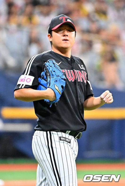 [OSEN=고척, 민경훈 기자] 8일 오후 서울 고척스카이돔에서 2025 신한 SOL Bank KBO리그 키움 히어로즈와 LG 트윈스의 경기가 열렸다.키움은 정현우, LG는 송승기를 선발 투수로 내세웠다.6회말 키움 선두타자로 나온 송성문을 2루수 앞 땅볼로 막아낸 LG 선발 송승기가 상황을 지켜보고 있다. 2025.06.08 /rumi@osen.co.kr