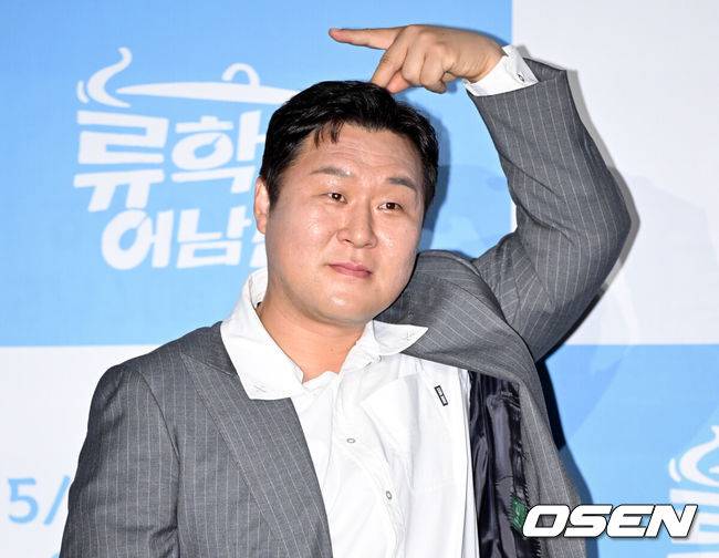 ㅁ[OSEN=조은정 기자]E채널 새 예능 ‘류학생 어남선’ 제작발표회가 15일 서울 종로구 씨네큐브 광화문에서 열렸다.'류학생 어남선'은 '먹고 배우고 완성하라'는 슬로건으로 류수영, 윤경호, 기현이 함께 현지로 떠나 세계의 낯선 요리를 배우고 해외의 '킥'을 넣어 요리를 완성하는 예능 프로그램이다. 세 사람은 포르투로 첫 번째 요리 유학을 떠난다.배우 윤경호가 포즈를 취하고 있다. 2025.05.15 /cej@osen.co.kr